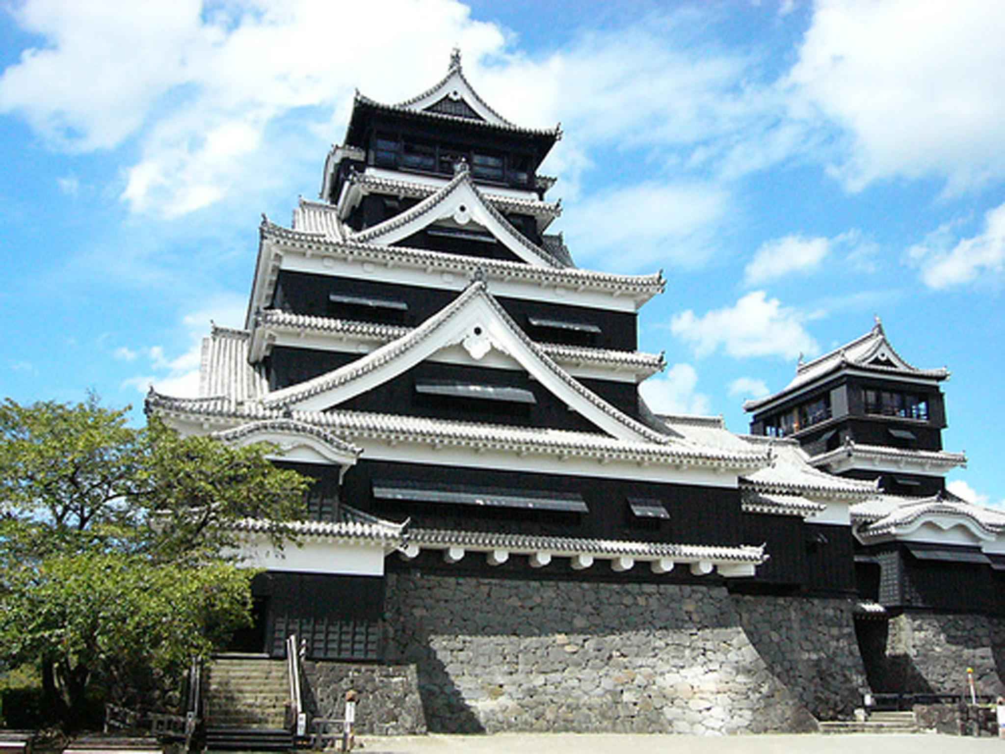 Kumamoto Castle (Japanese: çćŹĺ ăăžăă¨ăăă) is located in Chuo Ward, Kumamoto City, Kumamoto Prefecture, Japan. Ginkgo Castle (Japanese: Ginkgo Castle). One of the three famous cities in Japan.